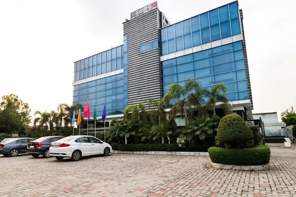 La Silver Leaf Hotel Nawāshahr Eksteriør billede