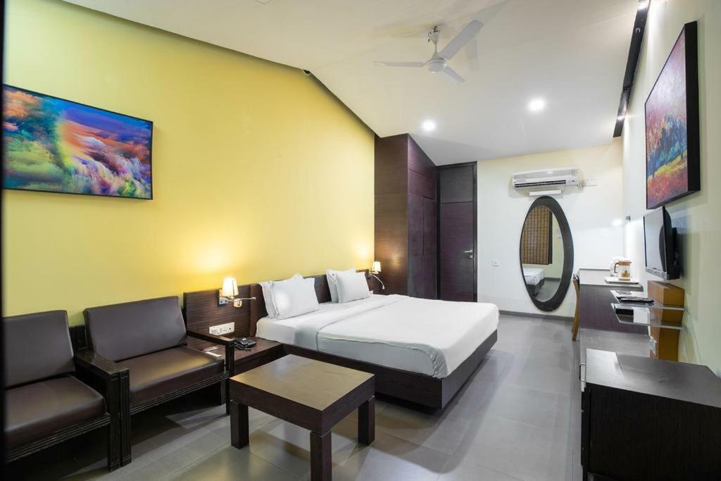La Silver Leaf Hotel Nawāshahr Eksteriør billede