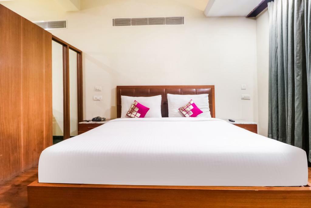 La Silver Leaf Hotel Nawāshahr Eksteriør billede