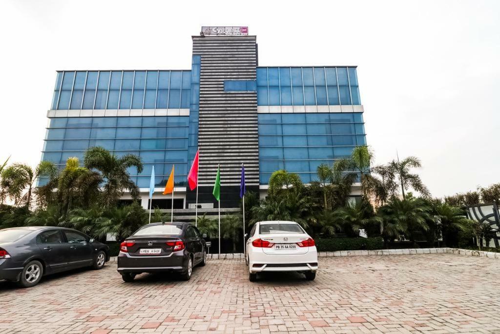 La Silver Leaf Hotel Nawāshahr Eksteriør billede